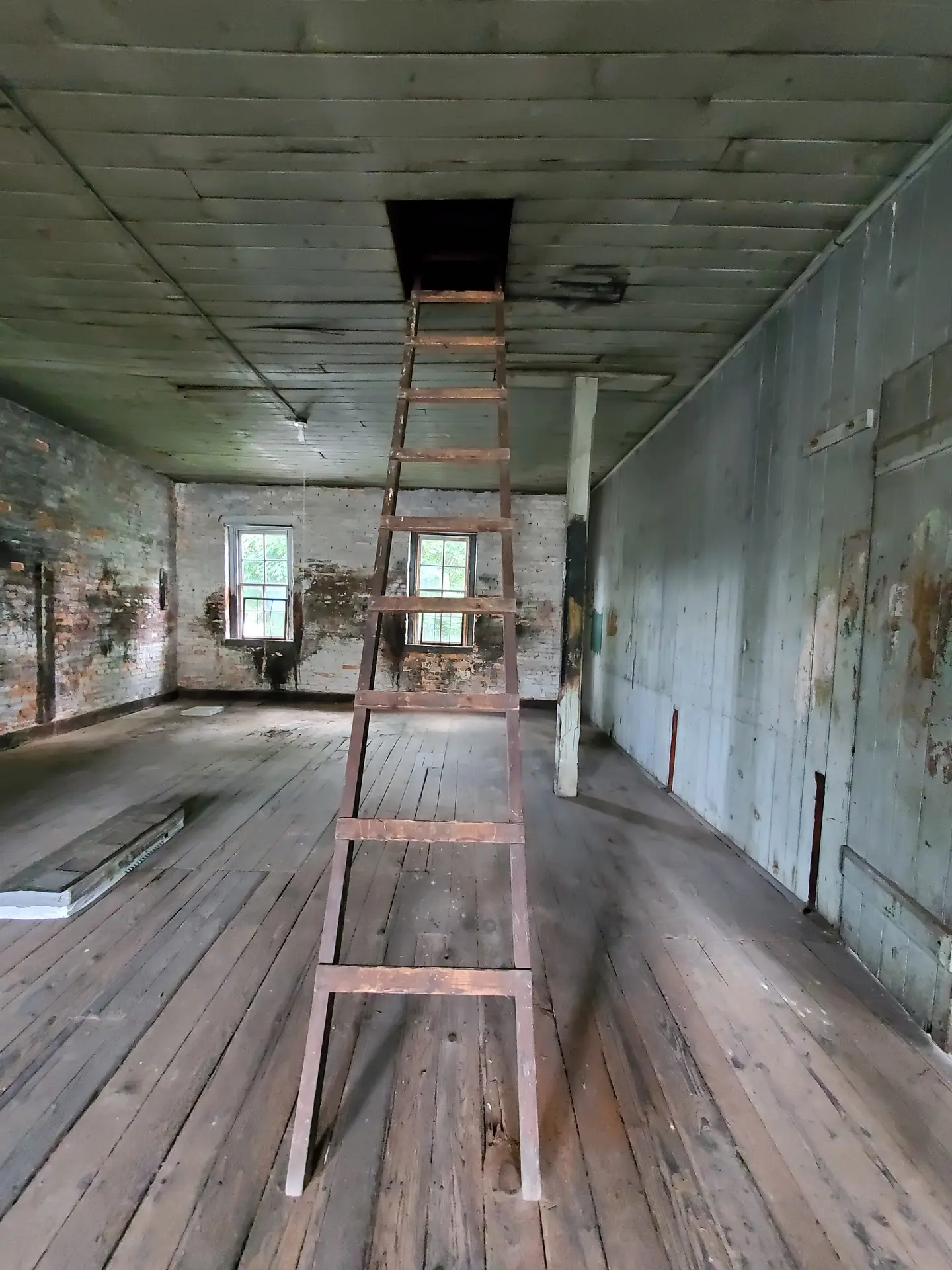 11-bischoff-interior-second-flr-before